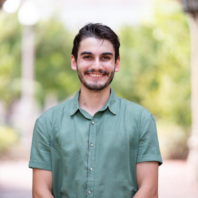 Headshot of Tomas de Oliveira